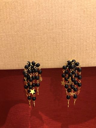 Pendientes largos con cuentas negras y dijes