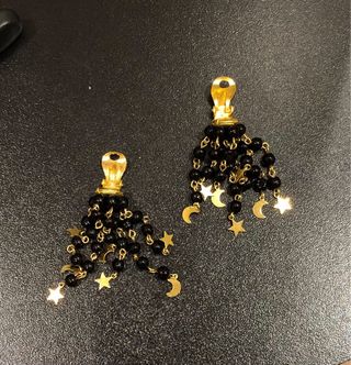 Pendientes largos con cuentas negras y dijes