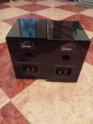 Altavoces Denon Negros