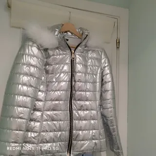 Plumífero plateado con capucha