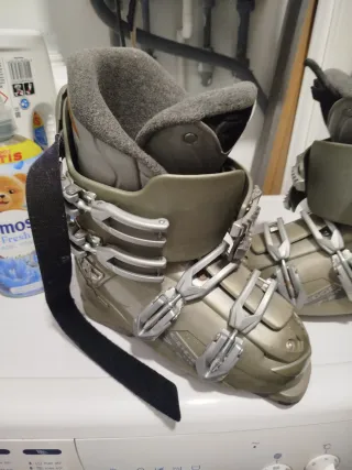 BOTAS+ ESQUIS. Bota talla 40 (26). Esquis de 150cm