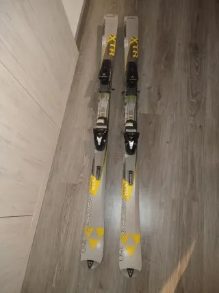 BOTAS+ ESQUIS. Bota talla 40 (26). Esquis de 150cm