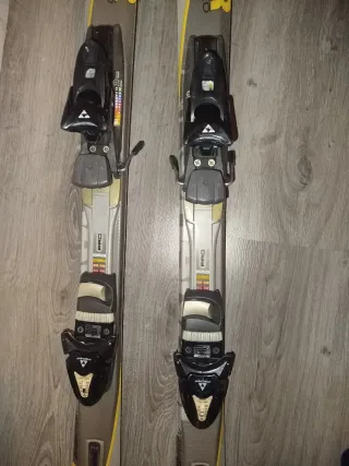 BOTAS+ ESQUIS. Bota talla 40 (26). Esquis de 150cm