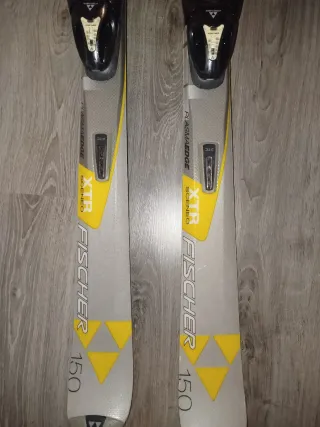 BOTAS+ ESQUIS. Bota talla 40 (26). Esquis de 150cm