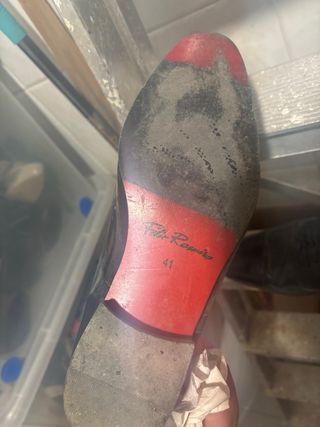 Zapatos de vestir negros y rojos de novio