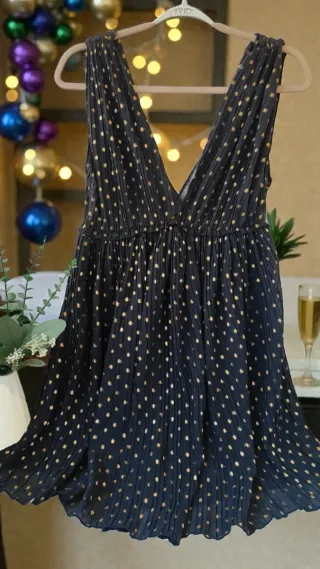 Vestido de fiesta negro con detalles dorados