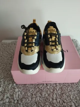 Deportivas negras y doradas