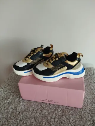 Deportivas negras y doradas