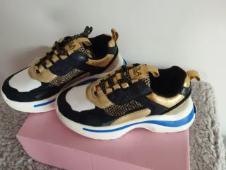 Deportivas negras y doradas