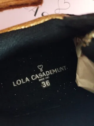 Deportivas negras y doradas