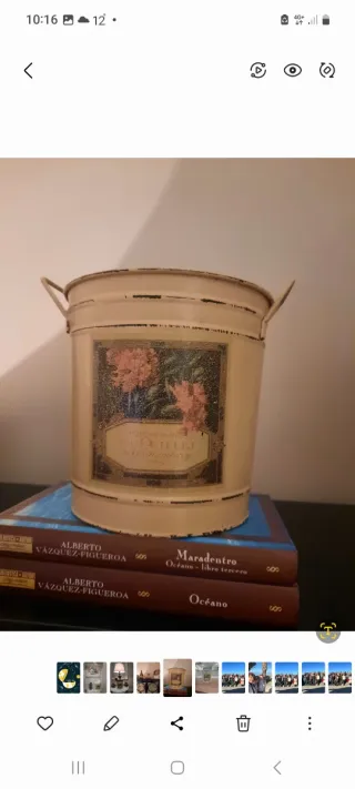 Cubo metálico decorativo.