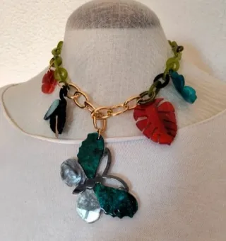 Collar mariposa con colgantes
