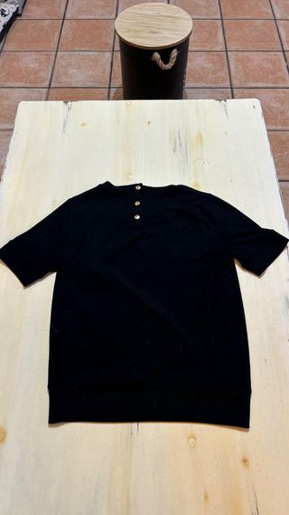 Camiseta negra con botones