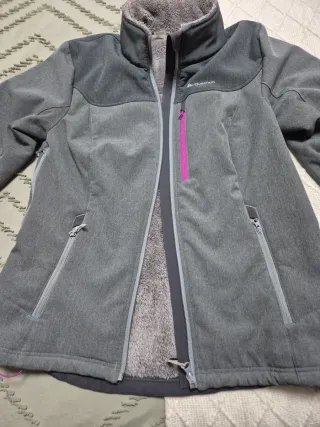 Chaqueta Quechua gris y rosa llevada dos veces