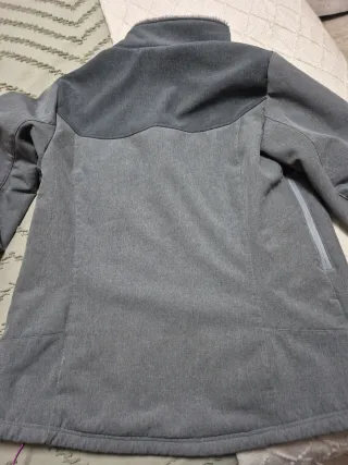 Chaqueta Quechua gris y rosa llevada dos veces