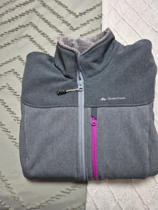 Chaqueta Quechua gris y rosa llevada dos veces