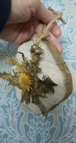 Eguzkilore artesanal sobre rodaja de madera