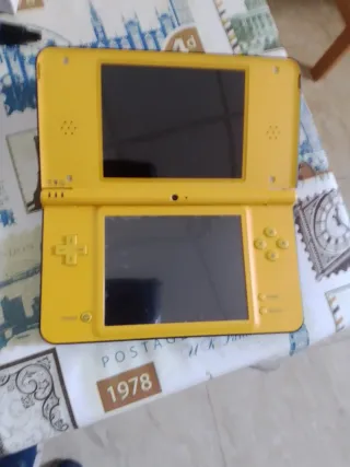 Nintendo DSi XL Amarilla