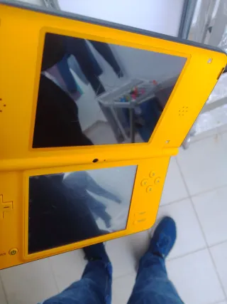 Nintendo DSi XL Amarilla