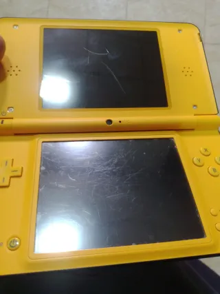 Nintendo DSi XL Amarilla