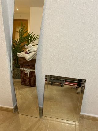 Specchio a figura intera e specchio quadrato.