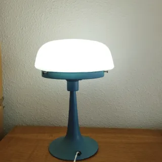 Lampada da tavolo blu e bianca