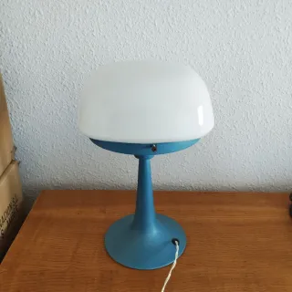 Lampada da tavolo blu e bianca