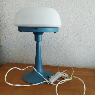 Lampada da tavolo blu e bianca