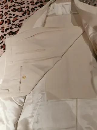 Traje de novio beige