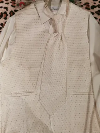 Traje de novio beige