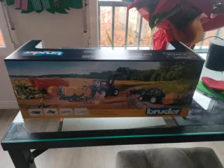 Tractor Bruder New Holland T5.120 con Pala