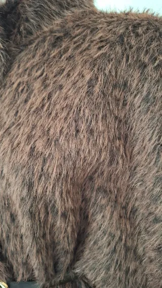 Capa marrón con estampado sutil leopardo cinturón