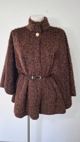 Capa marrón con estampado sutil leopardo cinturón