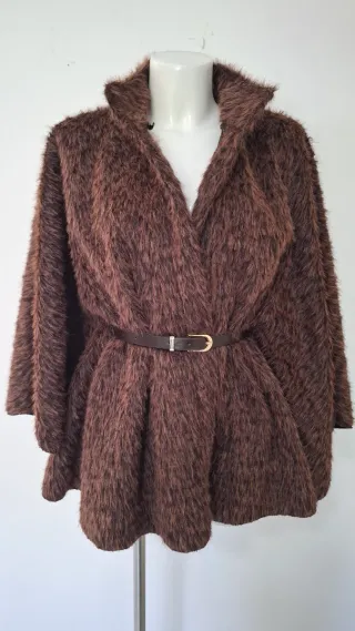 Capa marrón con estampado sutil leopardo cinturón