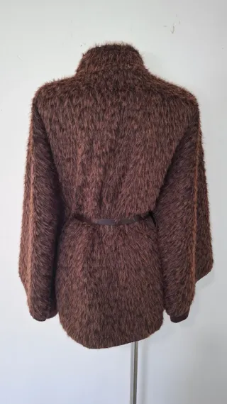 Capa marrón con estampado sutil leopardo cinturón