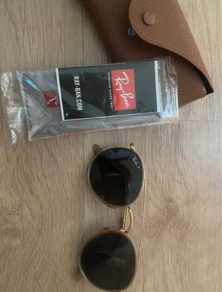Gafas de sol Ray-Ban doradas y negras