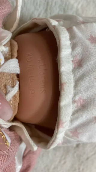 Bebé realista con ropa rosa