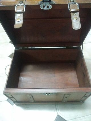 Baúl de madera con correas de cuero