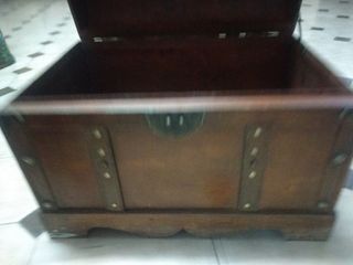 Baúl de madera con correas de cuero