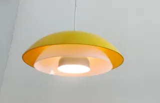 Lampada a sospensione gialla e bianca