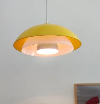 Lampada a sospensione gialla e bianca
