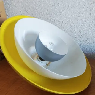 Lampada a sospensione gialla e bianca