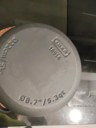 Olla de hierro fundido negra y corcho