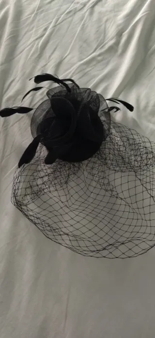 Tocado negro con velo y plumas