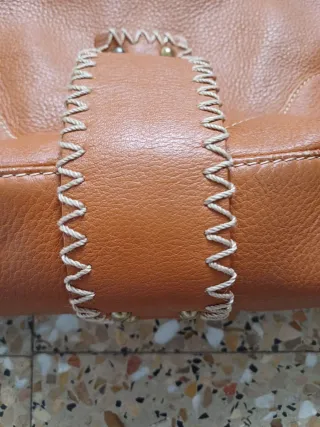 Bolso de piel marrón y naranja