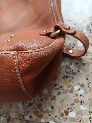 Bolso de piel marrón y naranja