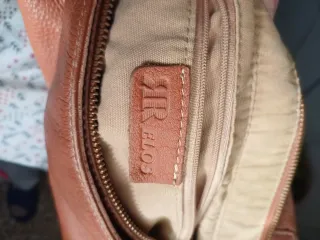 Bolso de piel marrón y naranja