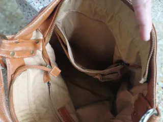Bolso de piel marrón y naranja