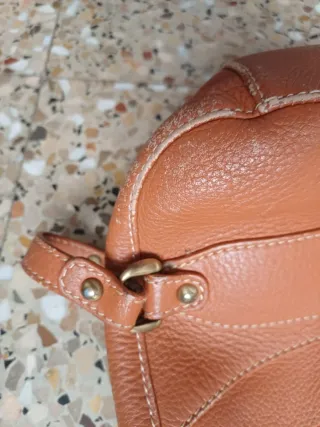 Bolso de piel marrón y naranja