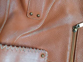 Bolso de piel marrón y naranja